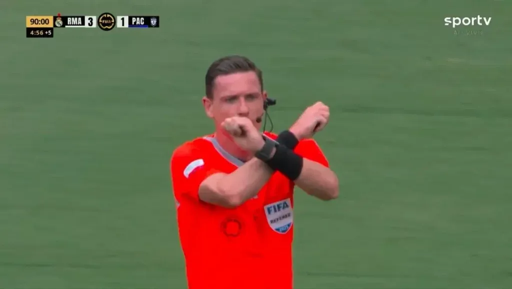 Ramon Abatti, el árbitro del encuentro entre Real Madrid y Pachuca, activando el protocolo antirracismo.