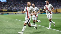 La celebración de Claudio Echeverri.