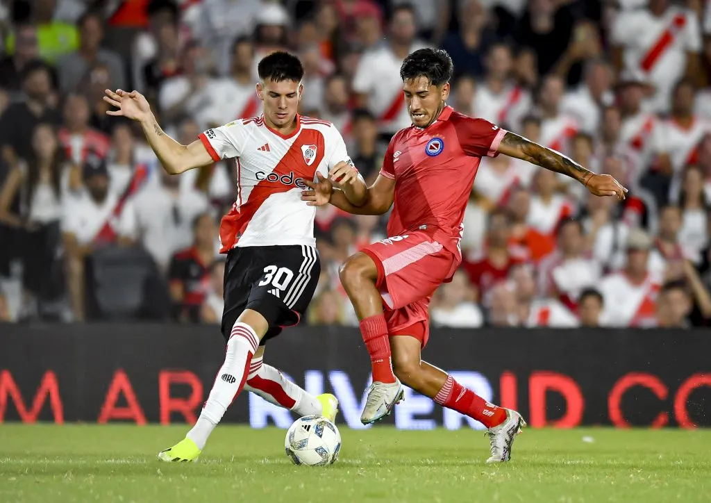 Franco Mastantuono y Román Vega en un encuentro entre River y Argentinos Juniors. (Getty Images)