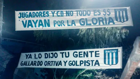 "Gallardo ortiva": los hinchas de Racing pusieron banderas contra River por la negociación con Maxi Salas