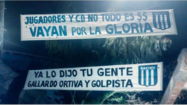"Gallardo ortiva": los hinchas de Racing pusieron banderas contra River por la negociación con Maxi Salas