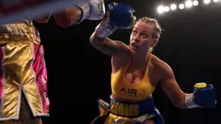 Es profesora de matemáticas, trabajó como Ring Girl, vendió fotos y llegó a coronarse campeona mundial de boxeo