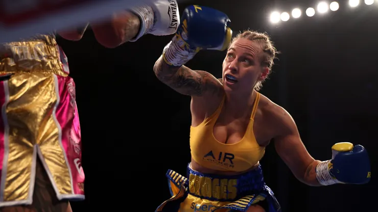 Es profesora de matemáticas, trabajó como Ring Girl, vendió fotos y llegó a coronarse campeona mundial de boxeo