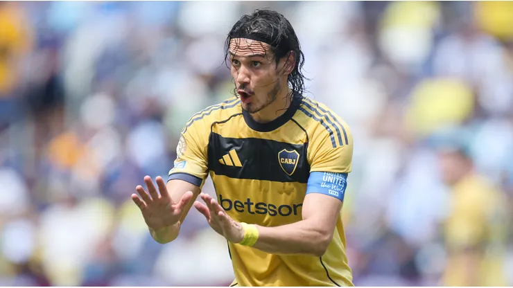 El regalo de Edinson Cavani a un jugador de Auckland City tras el empate de Boca
