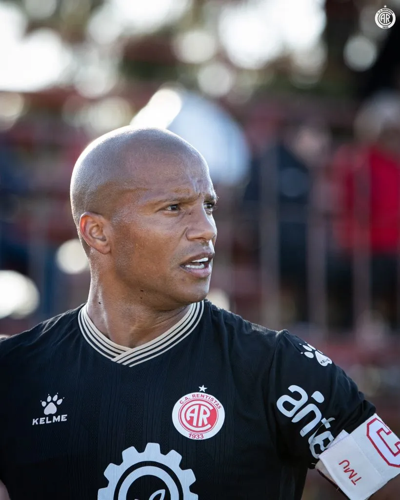 Sánchez y la camiseta de Rentistas, con un escudo muy parecido al de River. Foto Rentistas.