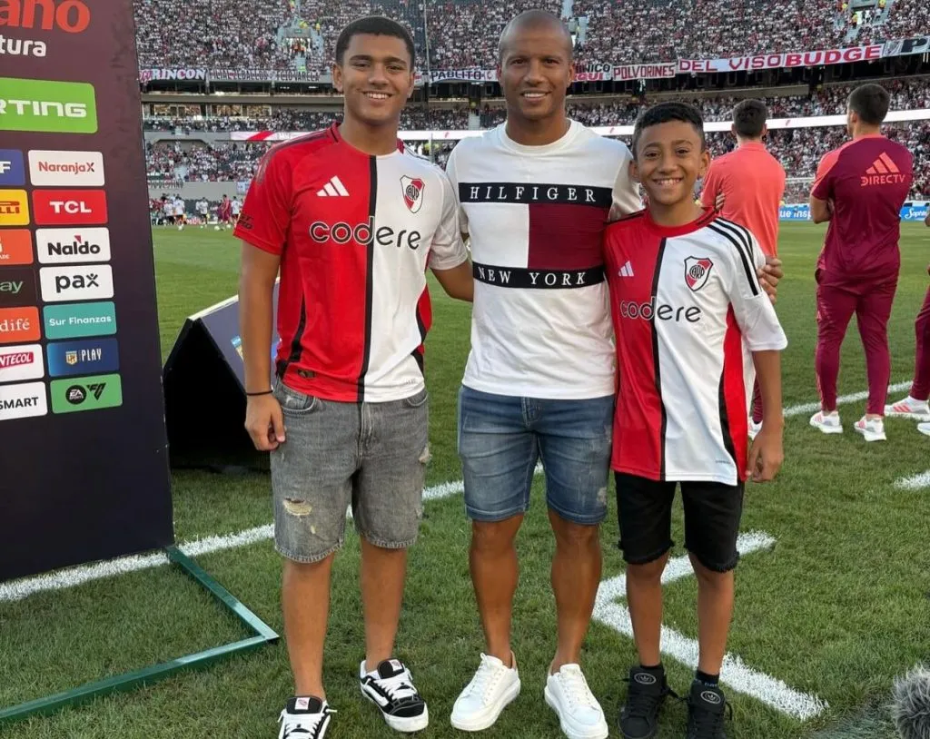 Este año estuvo de visita en el Monumental con sus hijos. Foto IG.