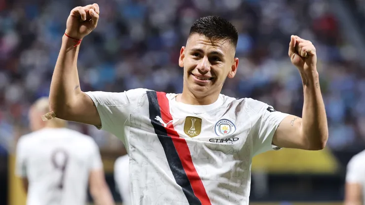 El Diablito Echeverri hizo un golazo de tiro libre con Manchester City pero terminó lesionado.