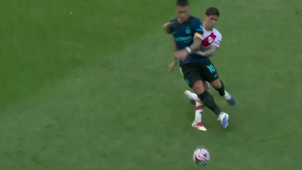 La patada de Lucas Martínez Quarta a Lautaro Martínez.