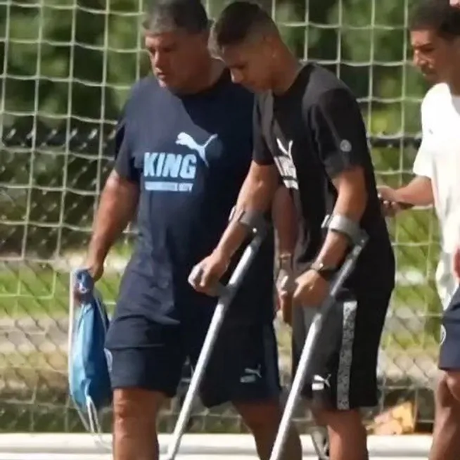 Echeverri fue visto con muletas tras la lesión vs. Al Ain y se perderá el resto del Mundial de Clubes.