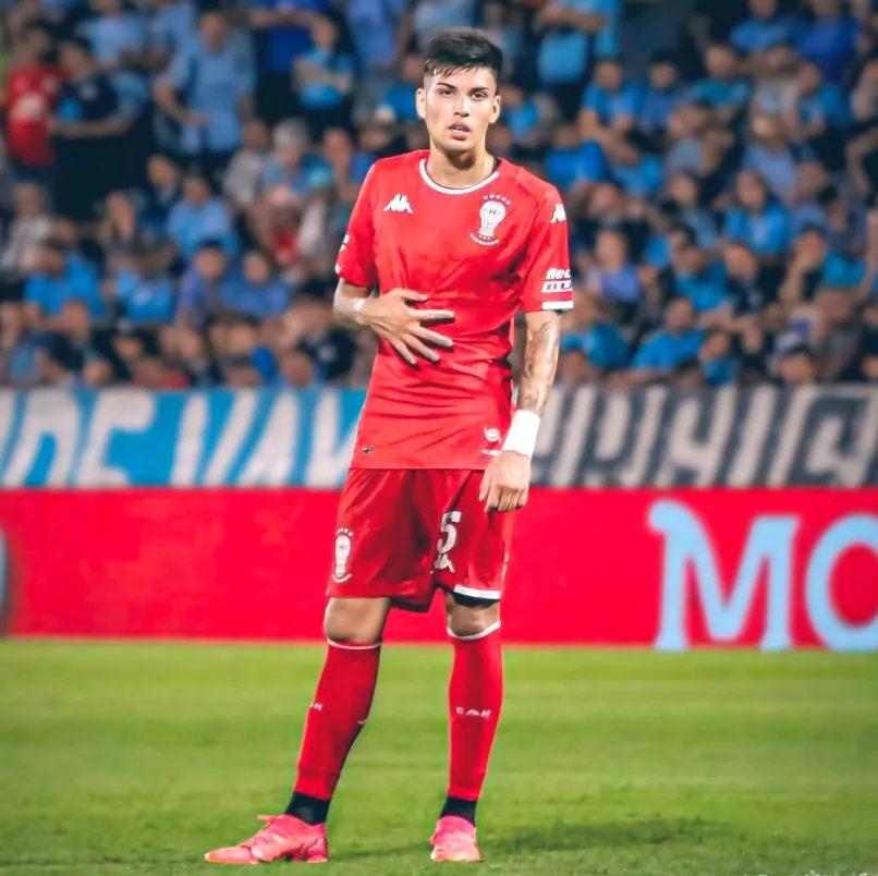 Leonel Pérez, mediocampista central que se desempeña en Huracán.