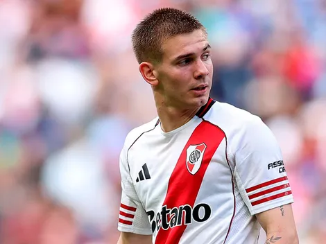 El plantel de River fue sorprendido por hinchas de Boca y la reacción de Mastantuono fue viral