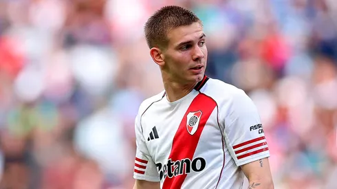 El plantel de River fue sorprendido por hinchas de Boca y la reacción de Mastantuono fue viral