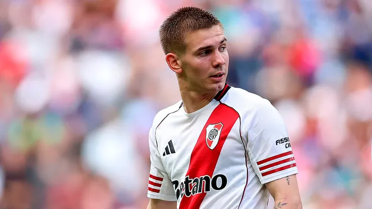 El plantel de River fue sorprendido por hinchas de Boca y la reacción de Mastantuono fue viral