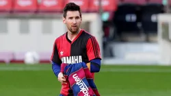 Lionel Messi con la camiseta de Newell's en homenaje a Diego Armando Maradona.