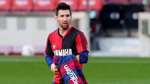 Lionel Messi con la camiseta de Newell's en homenaje a Diego Armando Maradona.