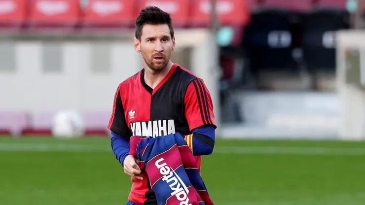 Lionel Messi con la camiseta de Newell's en homenaje a Diego Armando Maradona.