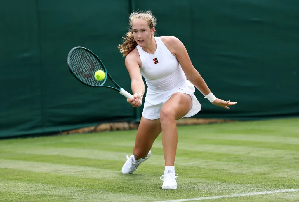 Mirra Andreeva se entrena de blanco. (Getty Images)