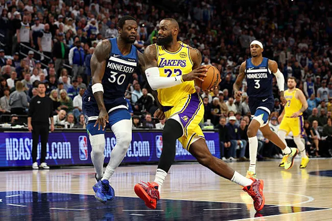 LeBron seguirá en Los Angeles Lakers una temporada más.