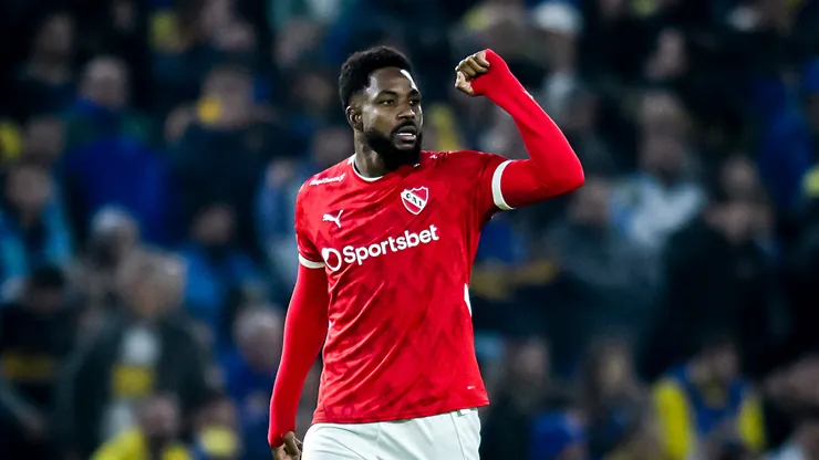 Álvaro Angulo, lateral izquierdo colombiano que se desempeña en Independiente. (Getty Images)