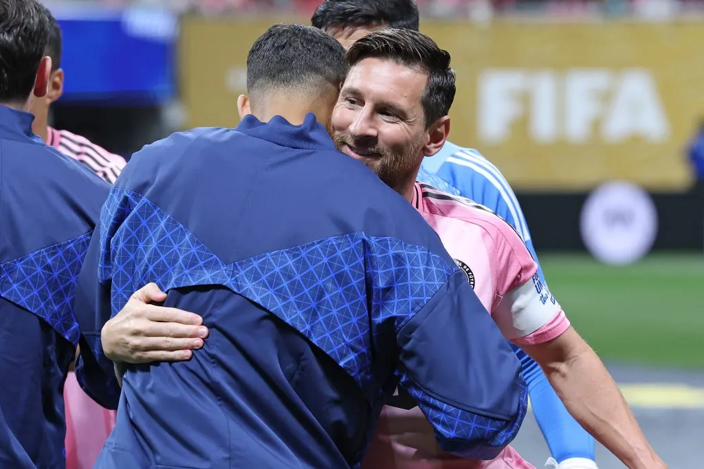 Messi recibió el reconocimiento de los futbolistas del PSG.