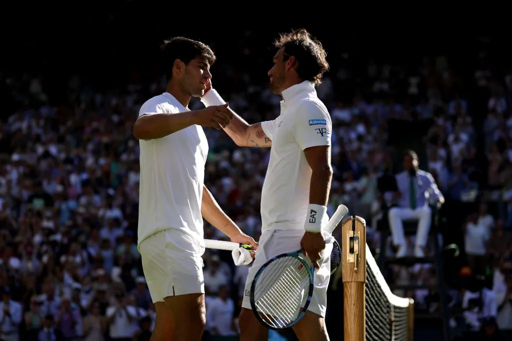 Emotivo abrazo entre Alcaraz y Fognini tras el partido. (Foto: Getty).