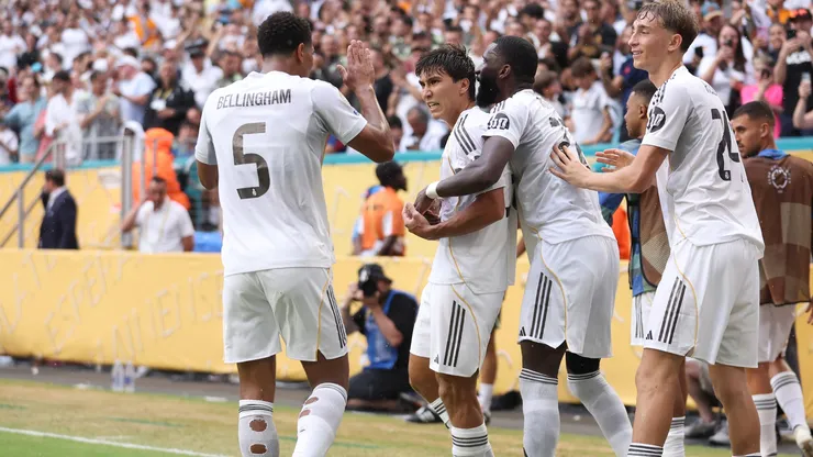 Los jugadores del Real Madrid festejan el gol de Gonzalo García.