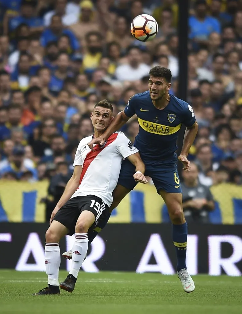 Magallán ante Borré en la ida de la final. (Foto: Getty).
