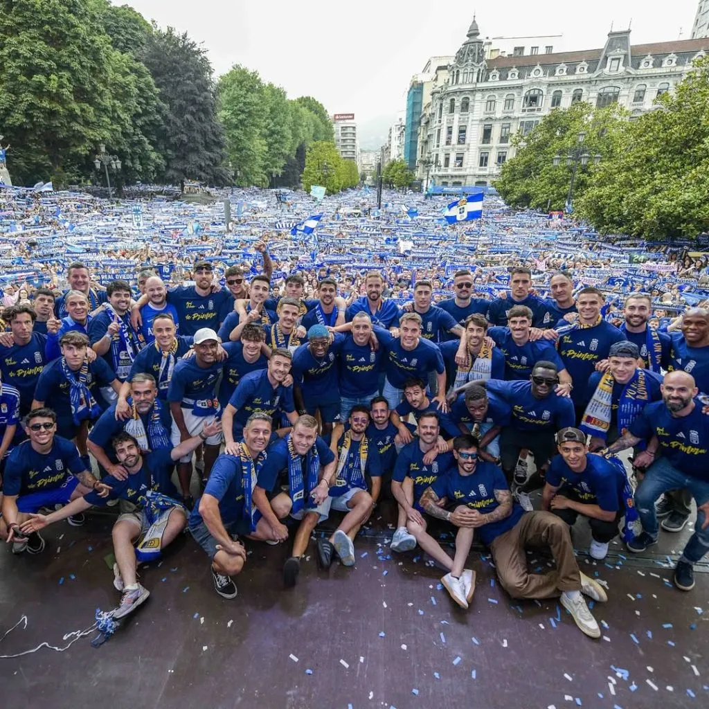 El plantel del ascendido Real Oviedo. (Fuente: IG Santiago Colombatto)