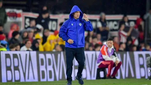 Guillermo Barros Schelotto, entrenador de Vélez Sarsfield, en el Estadio Monumental. (Getty Images)