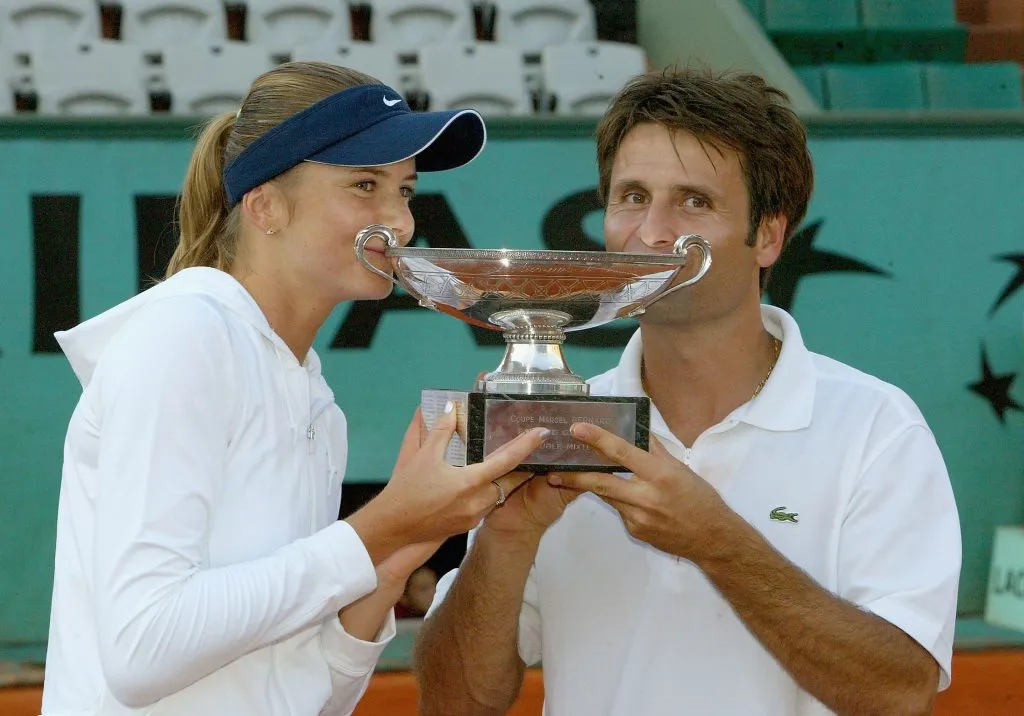 Daniela Hantuchová y Fabrice Santoro, campeones de Roland Garros 2005 en dobles mixto. (Foto: Getty).