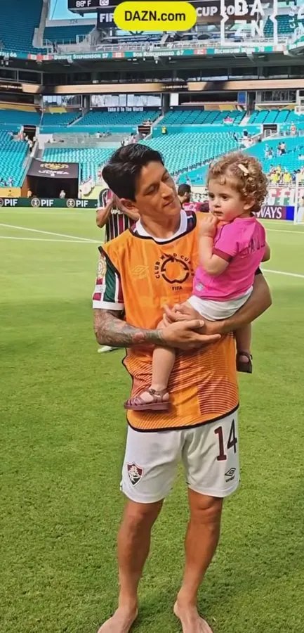 Germán Cano llamó Leonella  su hija por Lionel Messi y Antonela Roccuzzo. Foto: DAZN.