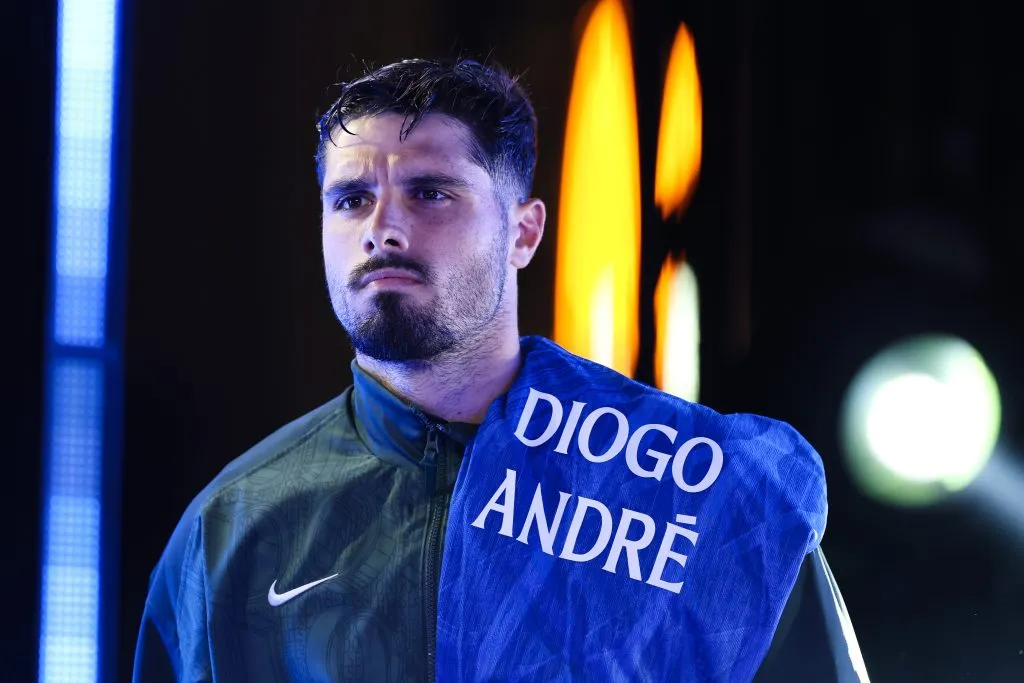 Pedro Neto salió al campo de juego con una camiseta en homenaje a Diogo Jota y André Silva, los hermanos futbolistas recientemente fallecidos. (Getty Images)