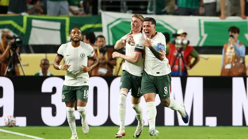 Cole Palmer y Enzo Fernández tras el primer gol de Chelsea ante Palmeiras por el Mundial de Clubes. (Getty Images)
