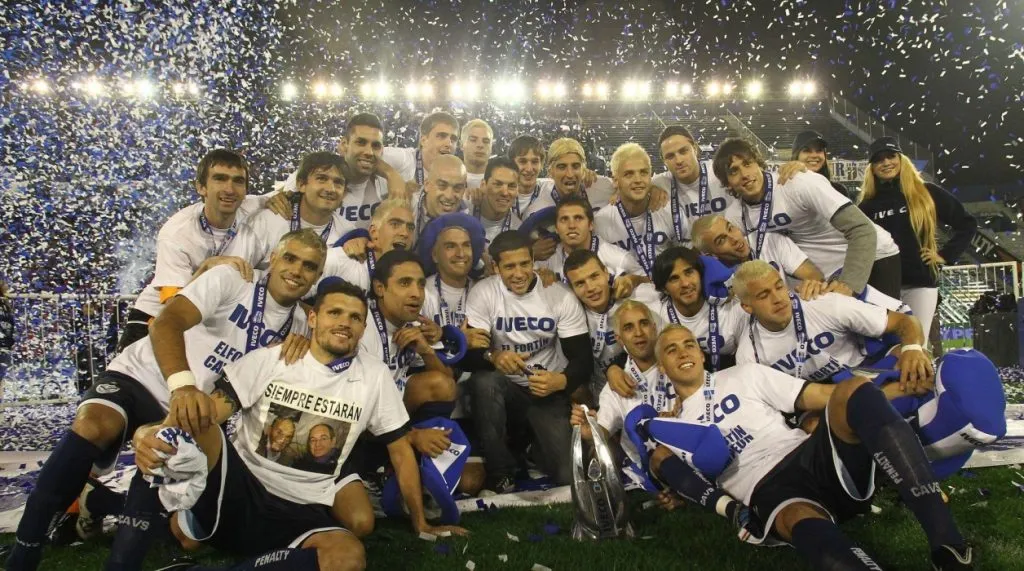 Teñido de rubio, celebrando el título del 2011. Fuente: Vélez.