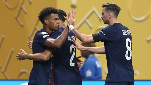 Desiré Doué, Achrak Hakimi y Fabián Ruiz tras el primer gol de París Saint-Germain ante Bayern Múnich por los cuartos de final del Mundial de Clubes. (Getty Images)
