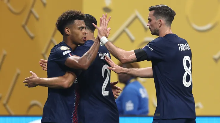 Desiré Doué, Achrak Hakimi y Fabián Ruiz tras el primer gol de París Saint-Germain ante Bayern Múnich por los cuartos de final del Mundial de Clubes. (Getty Images)