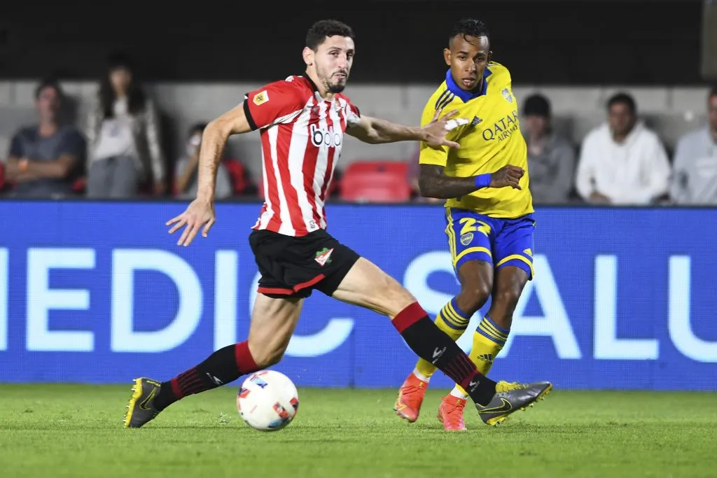 Sebastian Villa de Boca Juniors y Agustin Rogel de Estudiantes de La Plata durante un encuentro. (Getty Images)