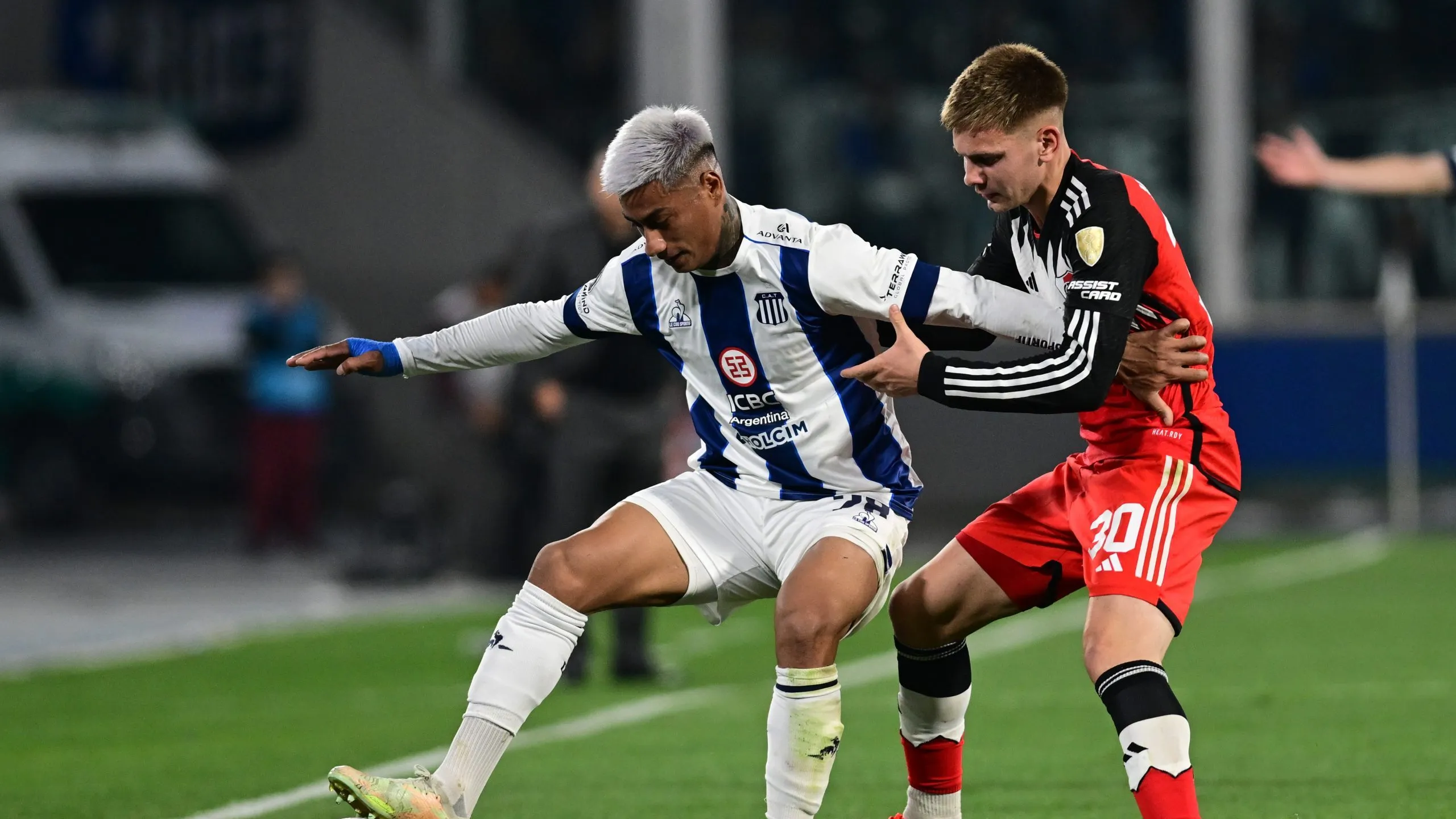 Juan Portillo y Franco Mastantuono en un encuentro entre Talleres de Córdoba y River Plate. (Getty Images)