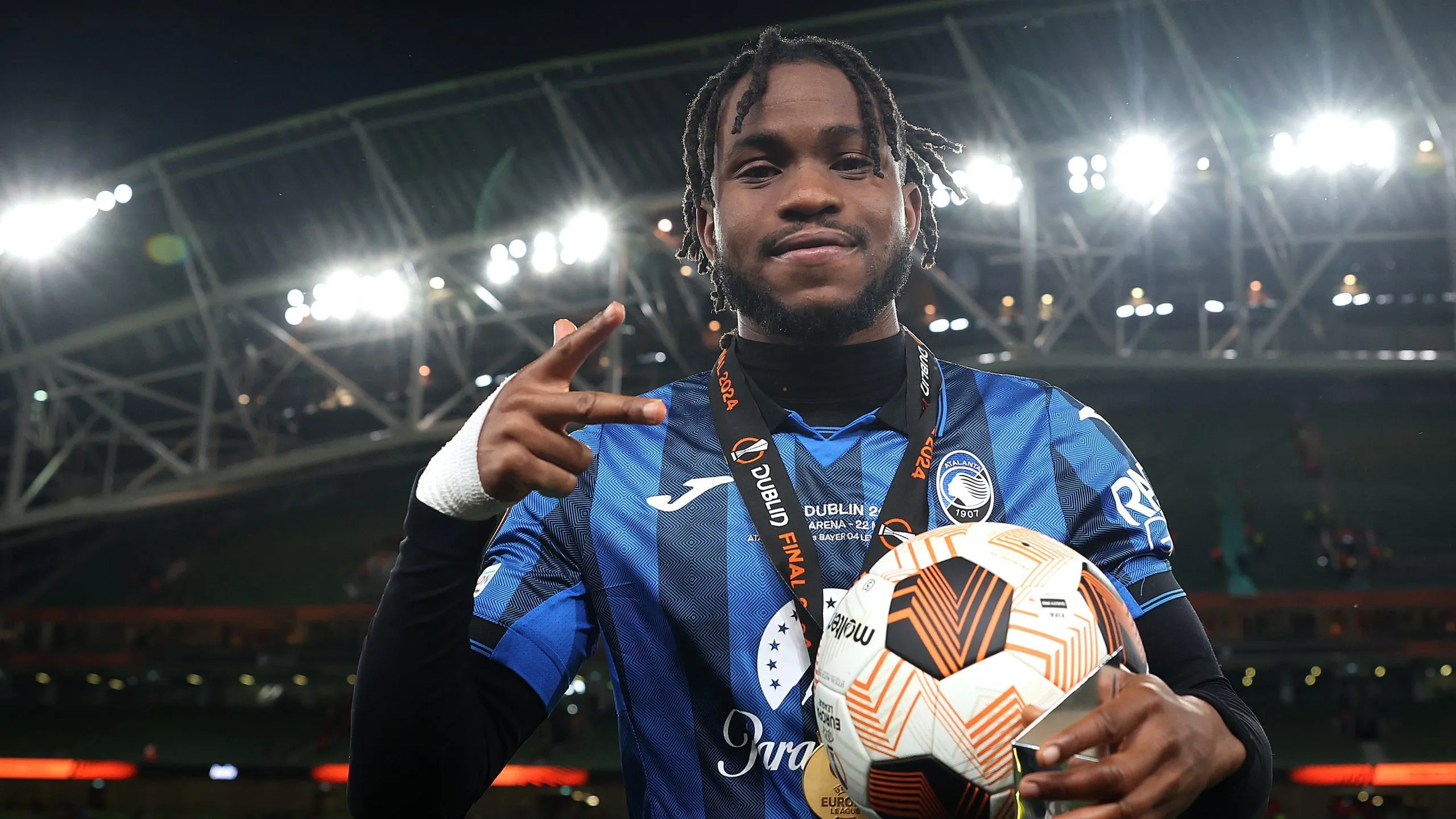 Ademola Lookman, de Atalanta, tras anotarle tres goles a Bayer Leverkusen y conquistar la UEFA Europa League 2023/24. (Getty Images)