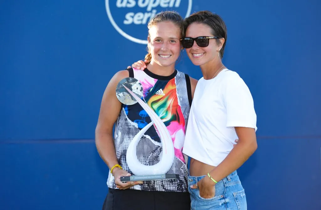 Kasatkina junto a su pareja Natalia tras ganar el WTA de San Jose 2022. (Foto: Getty).