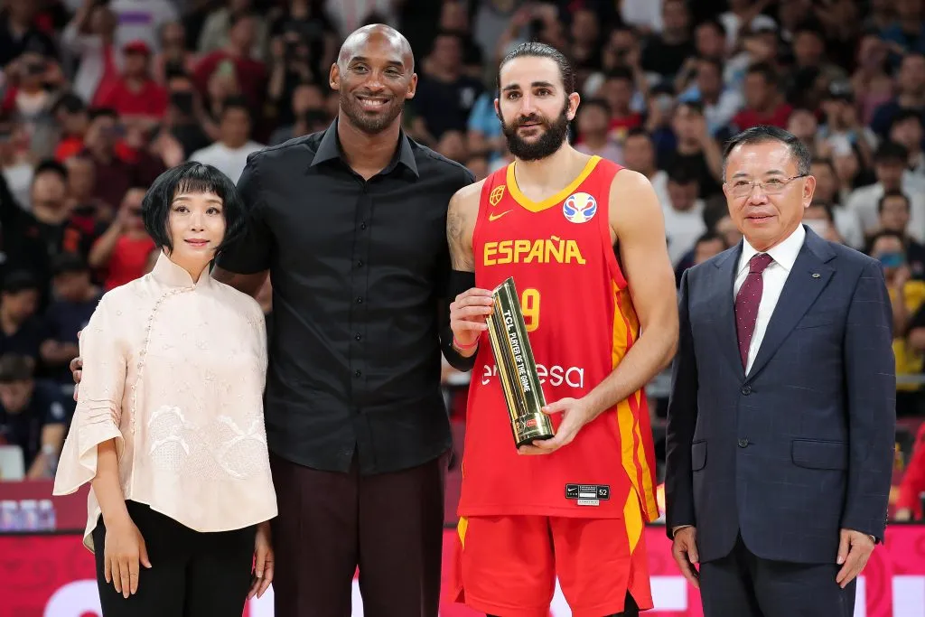 Ricky Rubio junto a Kobe Bryant tras recibir el premio al MVP luego de vencer a Argentina en la final del Mundial FIFA 2019. (Getty Images)