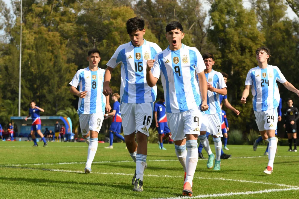 Bruno Cabral con la 9 de la Selección Argentina Sub 15. (Foto: Prensa AFA).