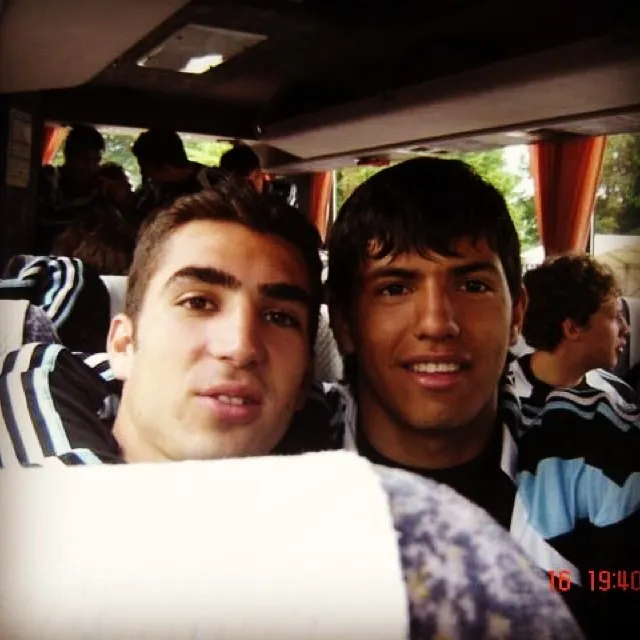 De su colección personal, con el Kun. Foto Facebok.