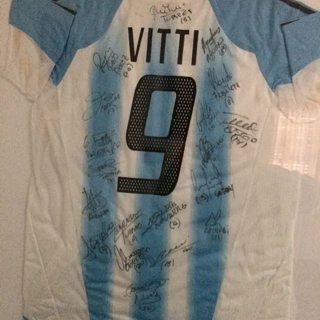 La camiseta que conserva con la firma de sus compañeros. Foto Facebook.