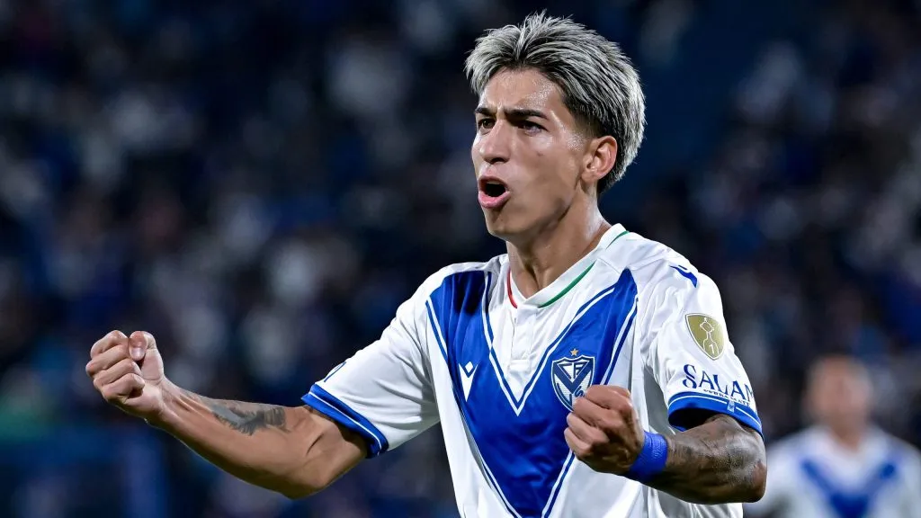 Maher Carrizo con la camiseta de Vélez.