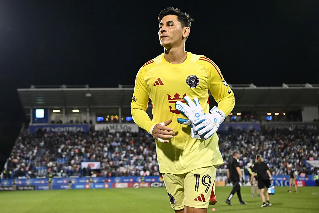 Ustari terminó el partido con una molestia en su hombro derecho.