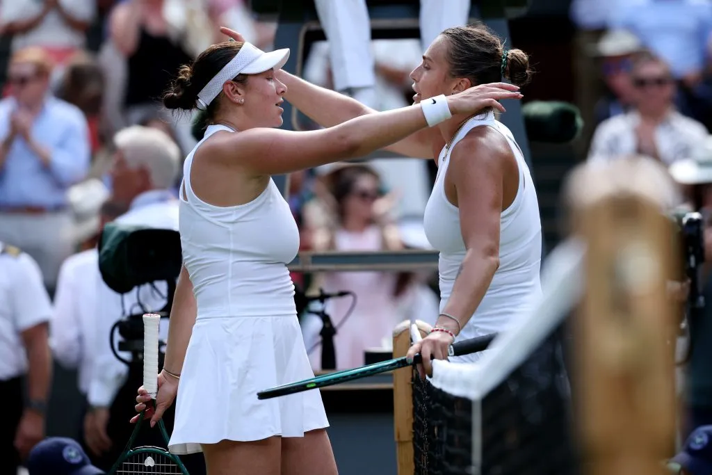 Anisimova y Sabalenka se saludan en la red tras su partido por la semifinal de Wimbledon 2025. (Foto: Getty).