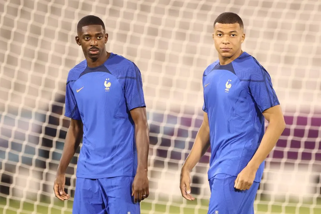 Kylian Mbappe y Ousmane Dembélé con la Selección de Francia durante la Copa del Mundo de Qatar 2022. (Getty Images)