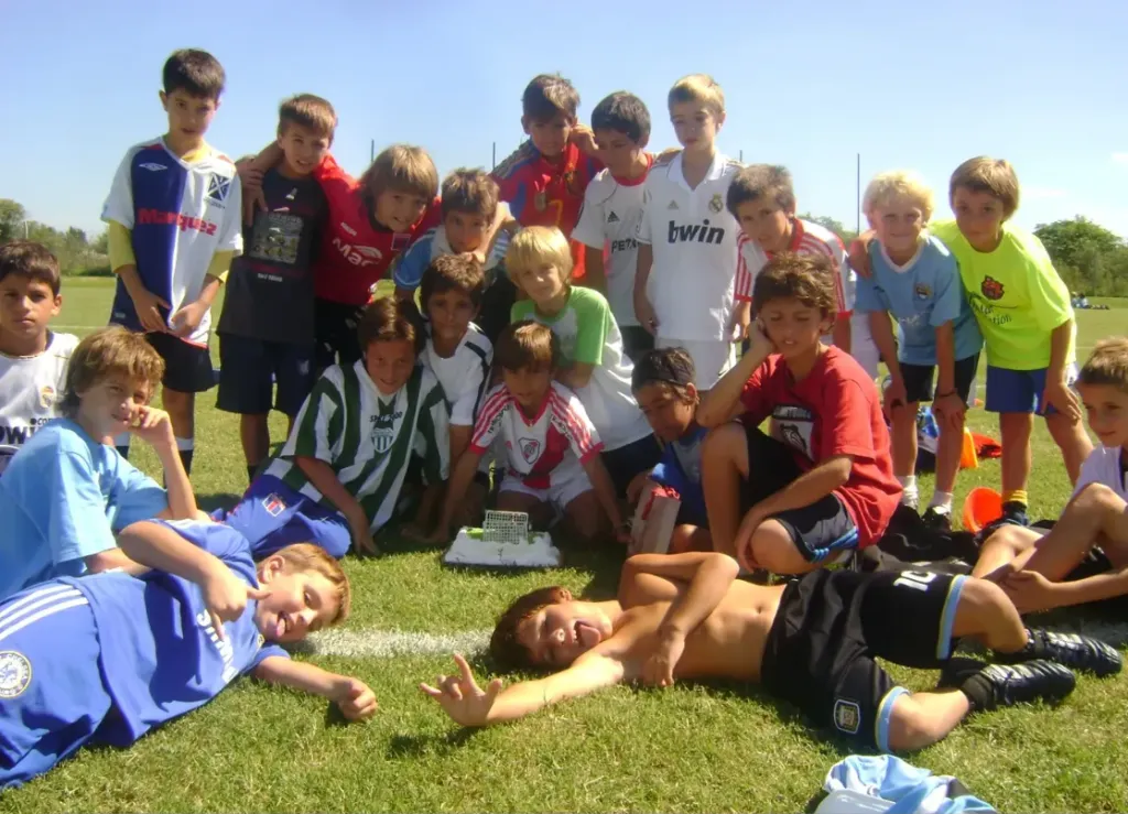 García, festejando un cumpleaños con la camiseta de River en el Club Santa Bárbara. (Foto: FIFA.com)