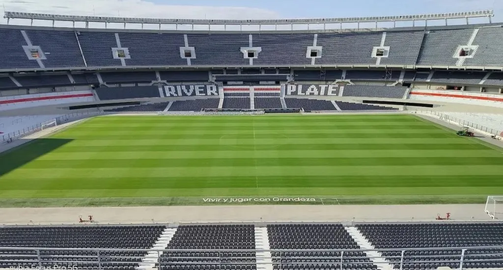 Así está el campo de juego del Monumental. (Foto: @juanbalbi9).